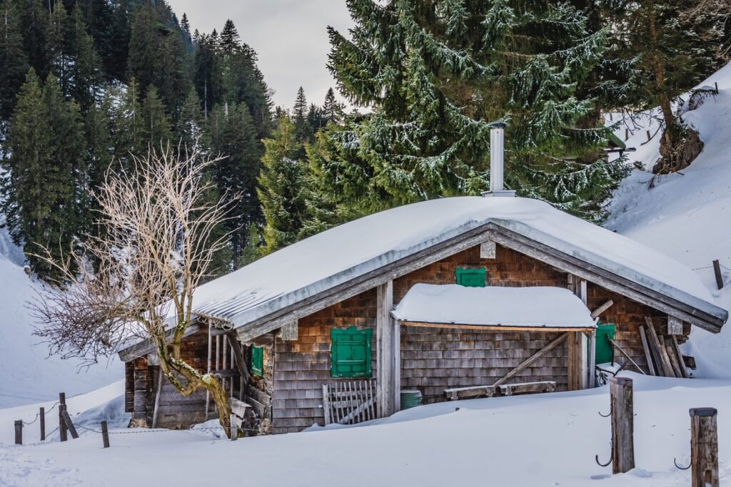 Eine schneebedeckte Hütte in den Bergen Österreichs