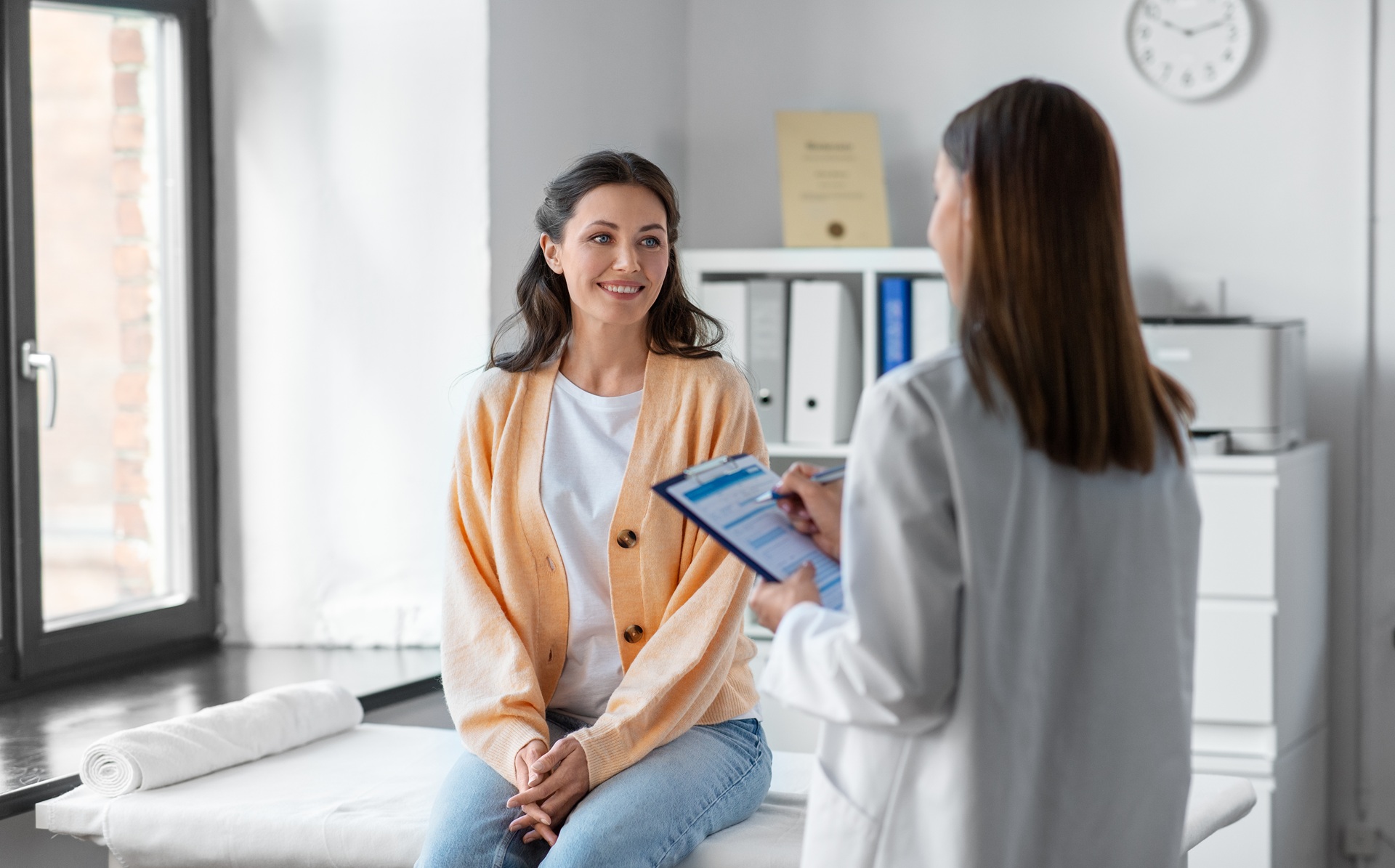 Hausarzt Erlangen im vertrauensvollen Patientengespräch