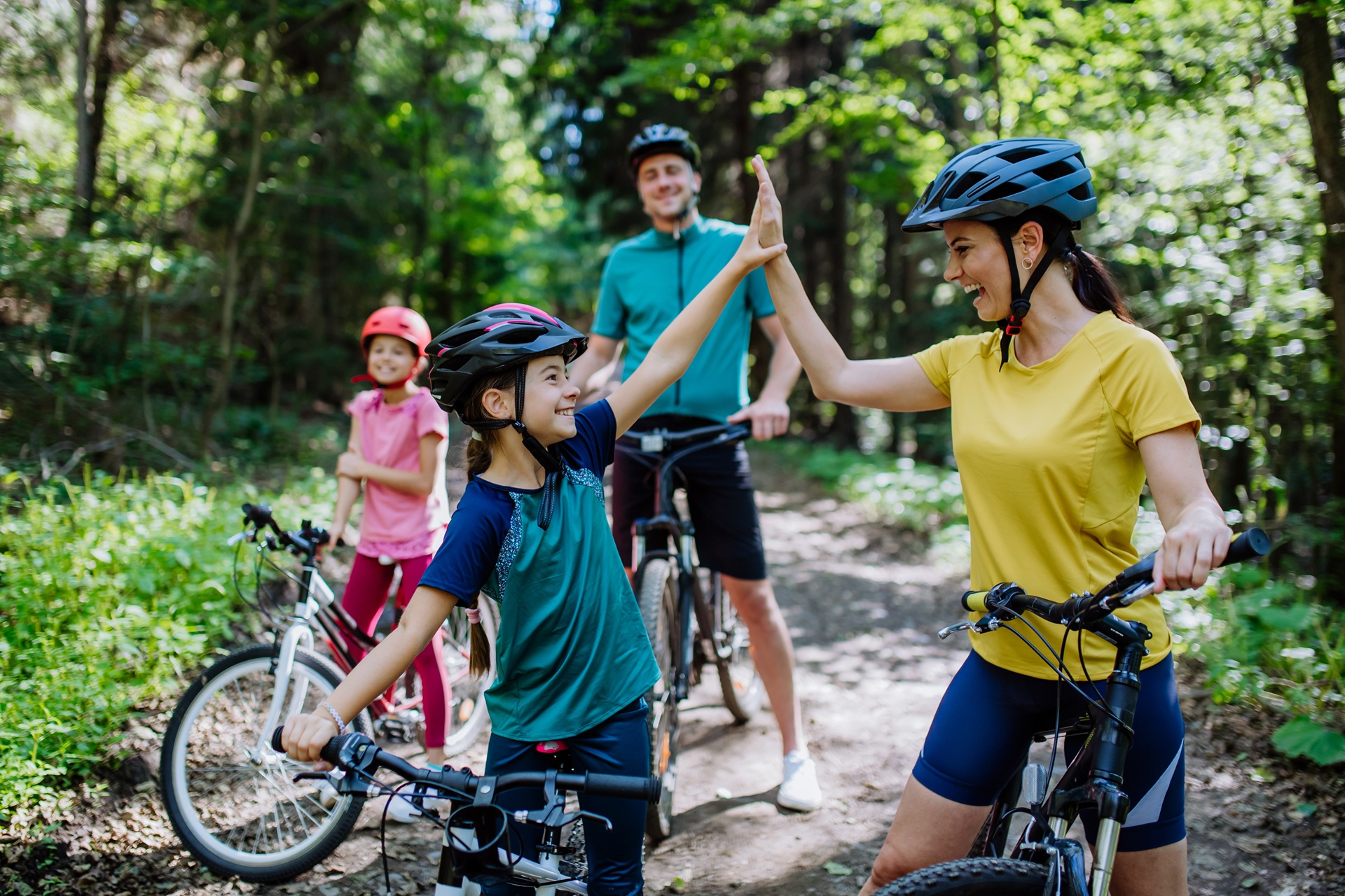 Familie genießt Fahrradtour | Pools kaufen
