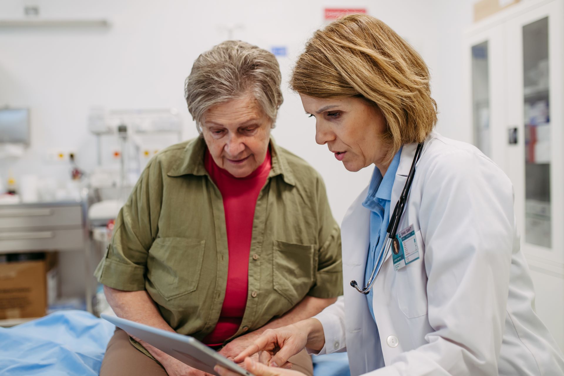 Ärztin zeigt Patientin medizinische Informationen auf einem Tablet